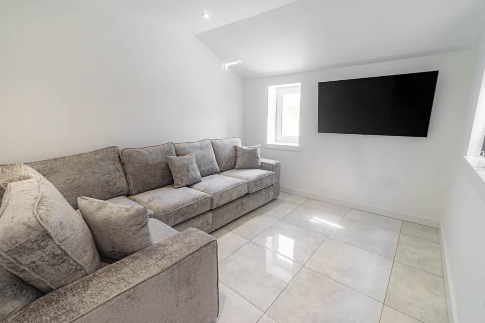 Spacious 6BR Home Near Swansea Centre House in Swansea