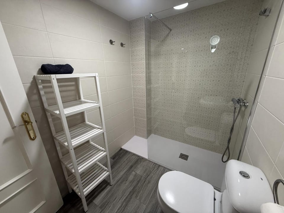 Shower, Toilet