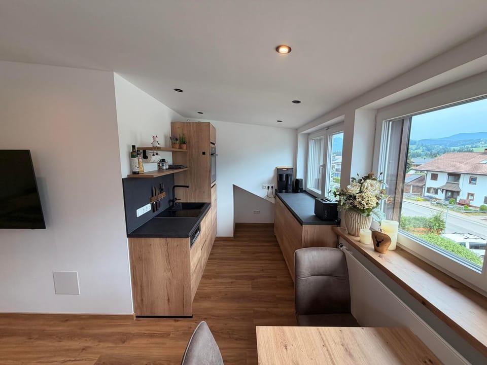 Kitchen or kitchenette, Seating area, Dining area, stove