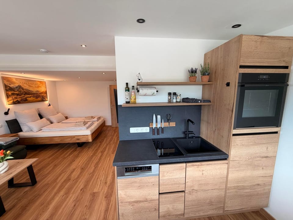 Bed, Kitchen or kitchenette, Living room, Photo of the whole room, Dining area, Bedroom, oven, stove