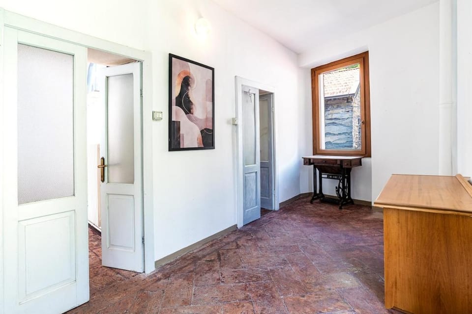 Spacious 4BR Home with Lake View Villa in Lombardy