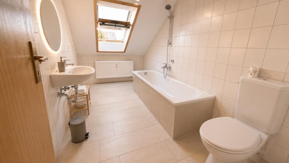 Shower, Toilet, Bathroom, Bath, towels