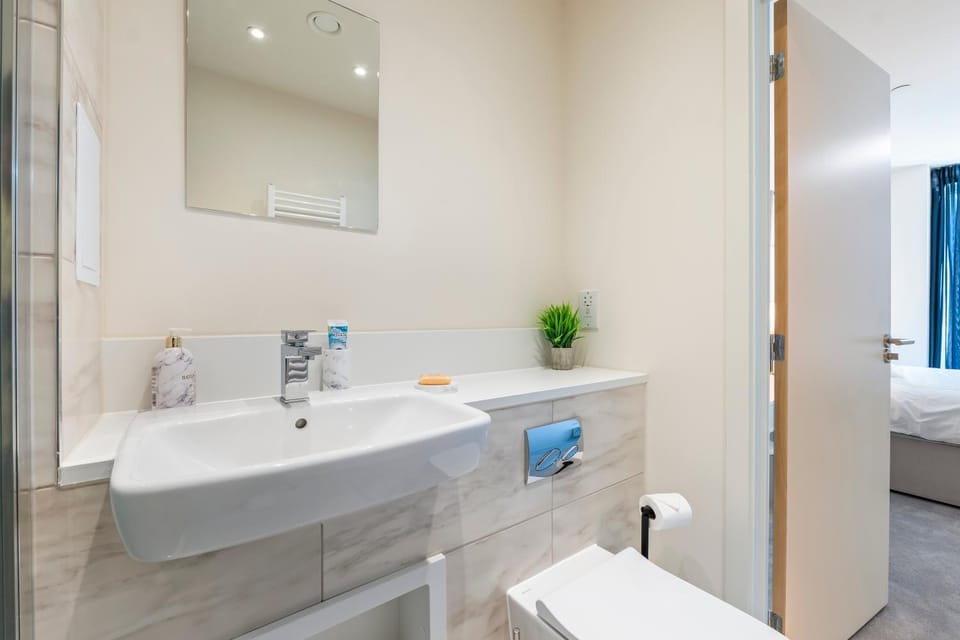 Stylish Retreat 2BR 2BA Sleeps 8 4 Stops Wembley Apartment in Harrow