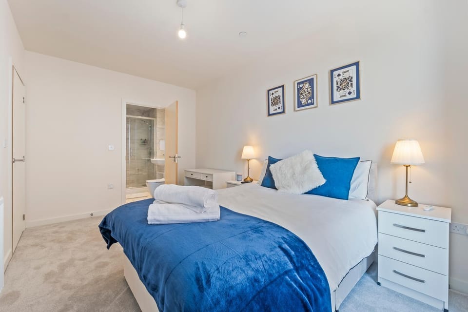 Stylish Retreat 2BR 2BA Sleeps 8 4 Stops Wembley Apartment in Harrow