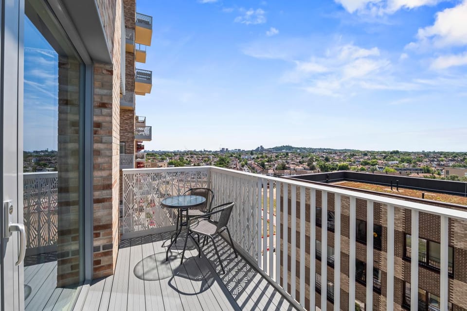 Stylish Retreat 2BR 2BA Sleeps 8 4 Stops Wembley Apartment in Harrow