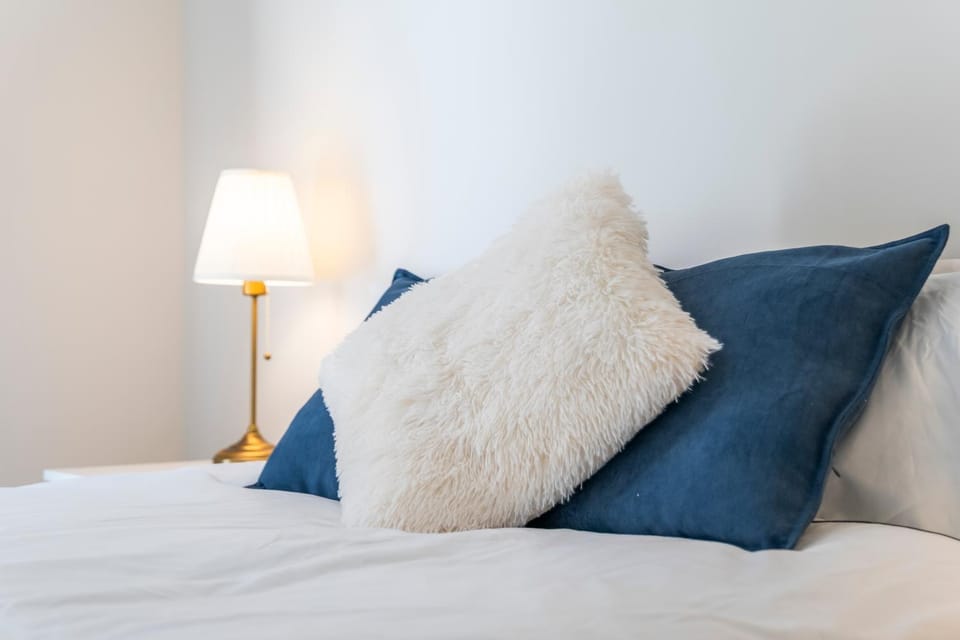 Stylish Retreat 2BR 2BA Sleeps 8 4 Stops Wembley Apartment in Harrow