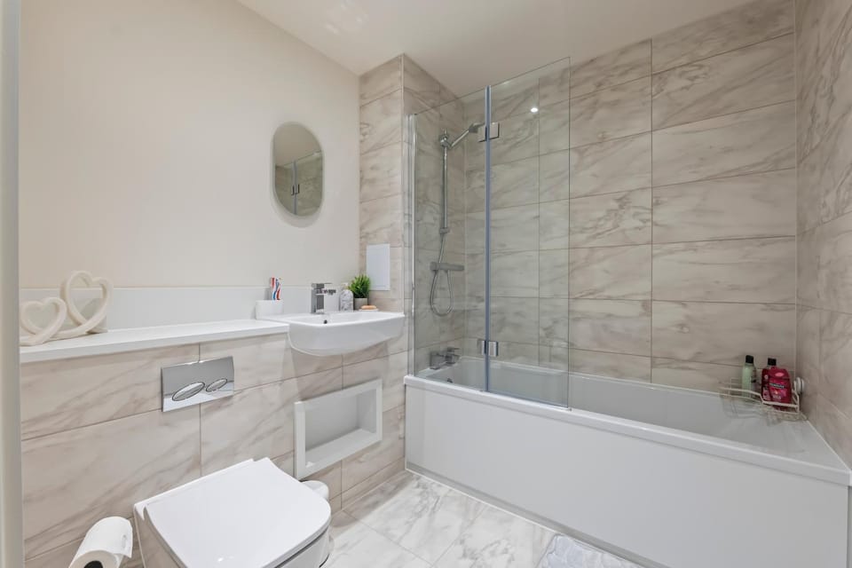 Stylish Retreat 2BR 2BA Sleeps 8 4 Stops Wembley Apartment in Harrow