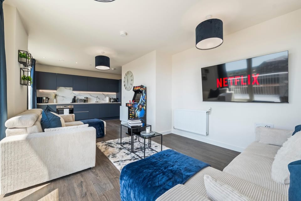 Stylish Retreat 2BR 2BA Sleeps 8 4 Stops Wembley Apartment in Harrow