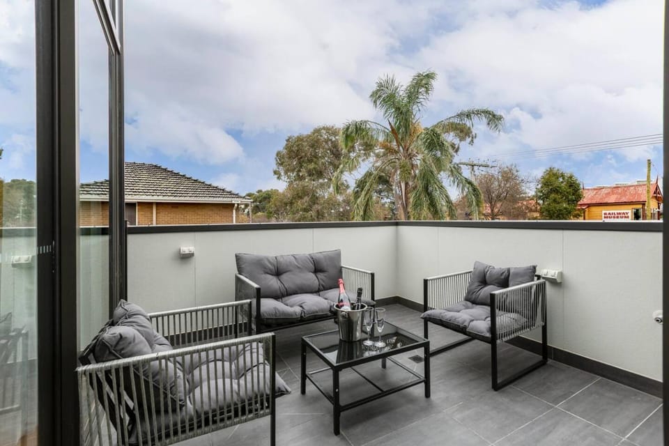 12BR Luxury Escape Near Beach • Museum & CBD House in Williamstown