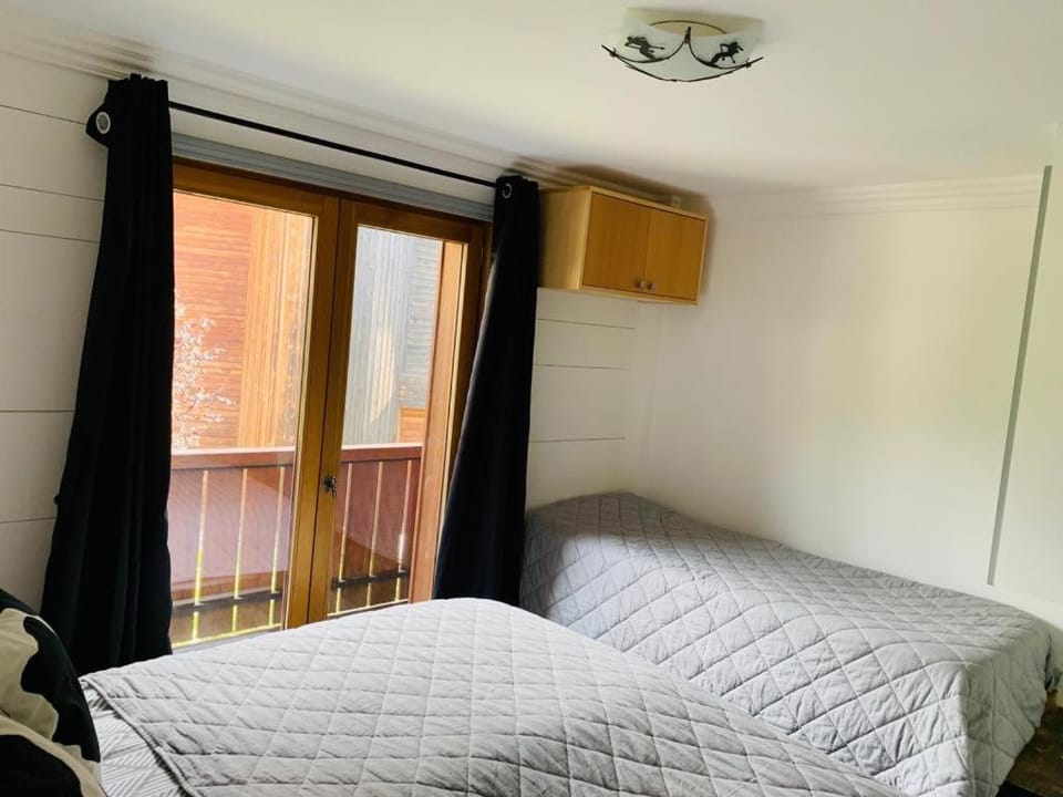 2 Ensuite Bedrooms Walk to town On Bus Route Apartment in Les Gets
