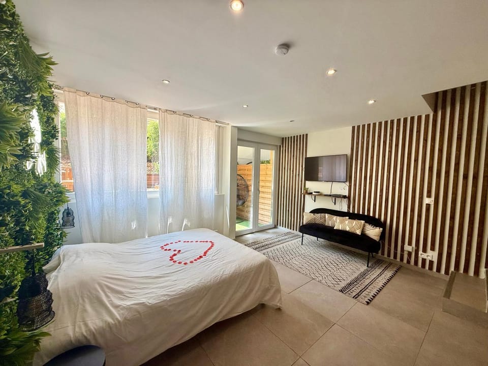 Photo of the whole room, Bedroom