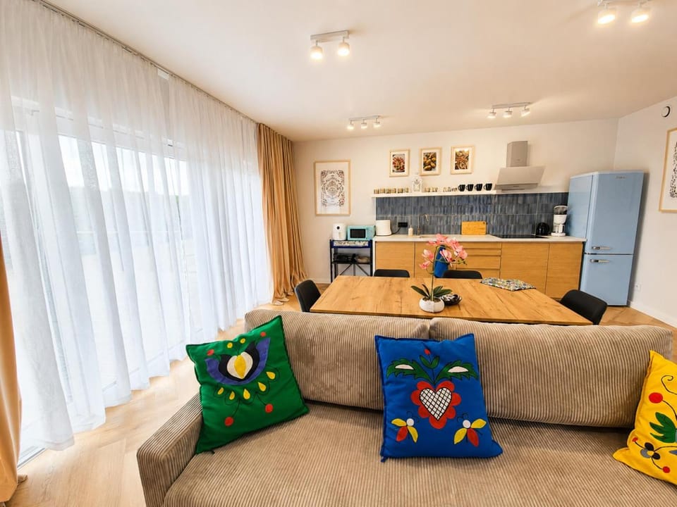 Kitchen or kitchenette, Living room, Seating area, Dining area, stove