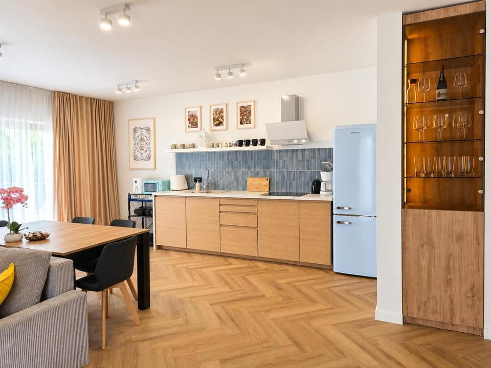 Coffee/tea facilities, Kitchen or kitchenette, Dining area, stove