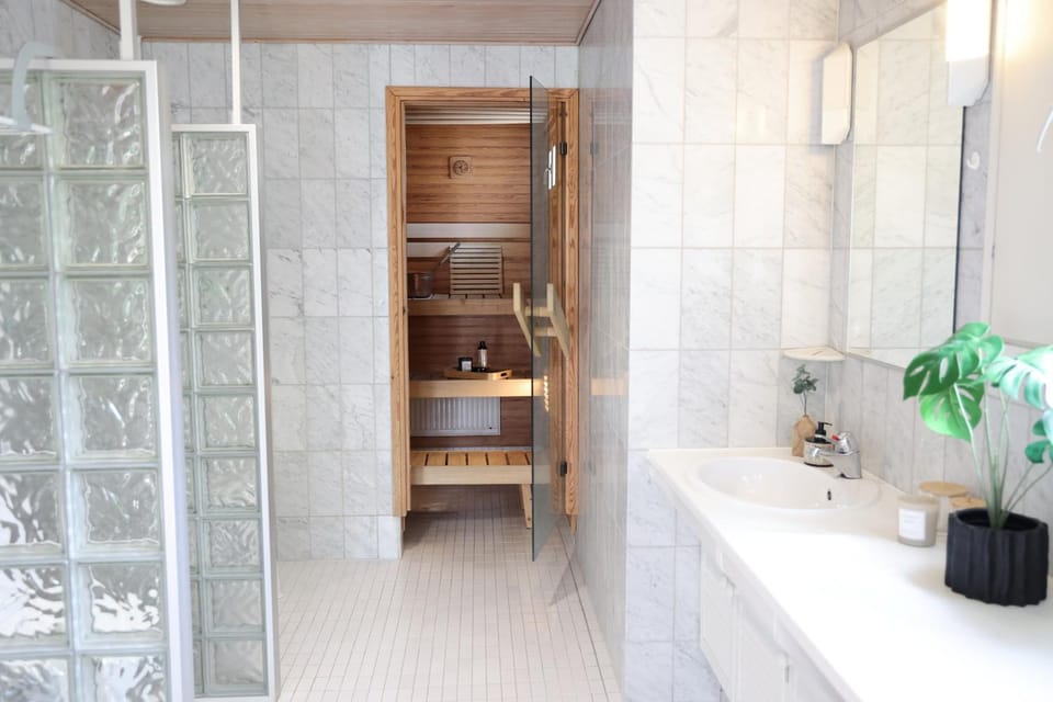 Shower, Sauna