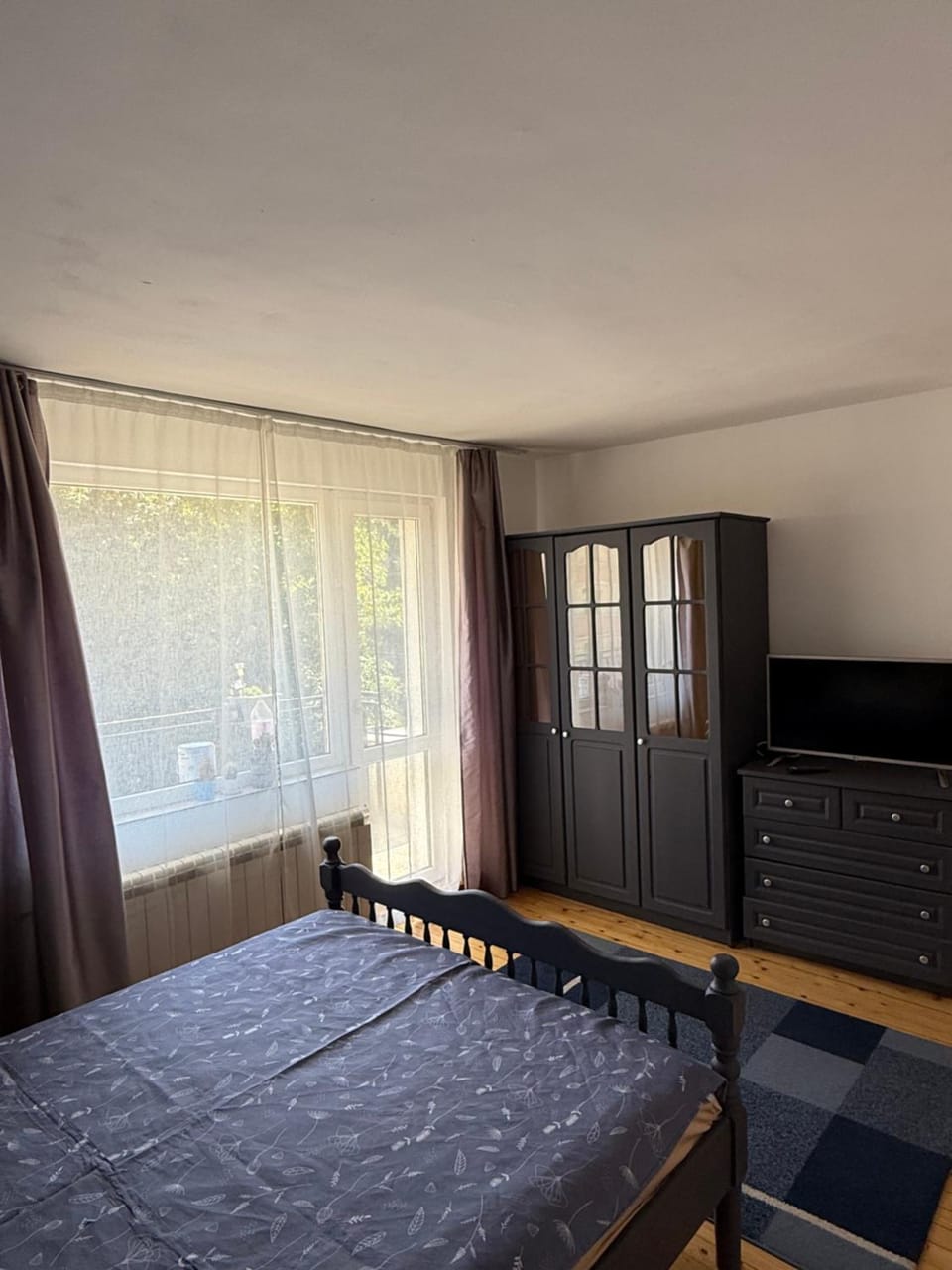 Bed, TV and multimedia, Photo of the whole room, Seating area, Bedroom