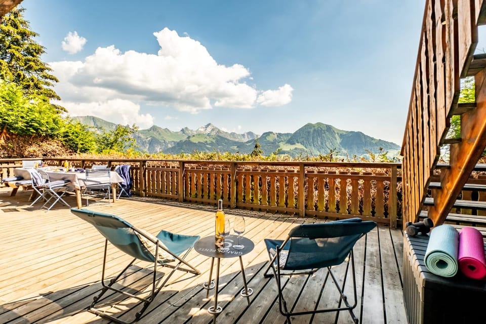 Slow Chalet Archange Breathtaking Alpine Views Authentic 4min from slopes Chalet in Manigod