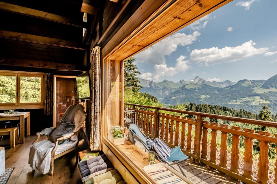 Slow Chalet Archange Breathtaking Alpine Views Authentic 4min from slopes Chalet in Manigod
