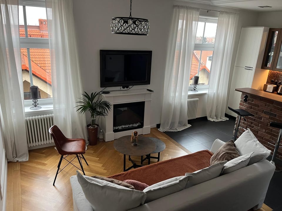 Communal lounge/ TV room, TV and multimedia, Living room, Seating area, Evening entertainment, internet