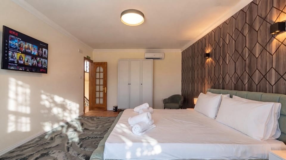Bed, TV and multimedia, Living room, Photo of the whole room, Seating area, Bedroom, wardrobe, air conditioner