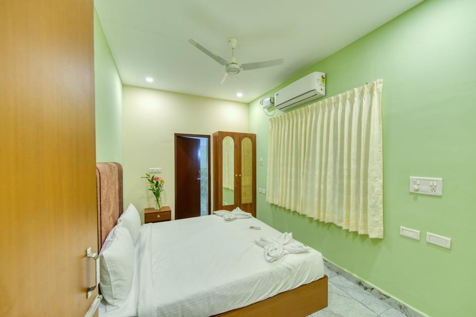 Photo of the whole room, Bedroom, wardrobe, air conditioner