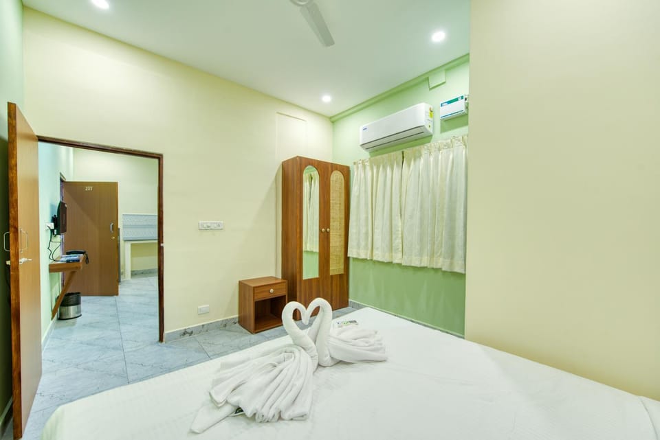 Photo of the whole room, Bedroom, towels, wardrobe, air conditioner