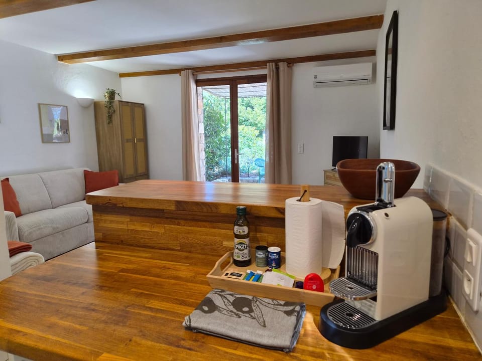 Coffee/tea facilities, Kitchen or kitchenette, Living room, Seating area, Dining area