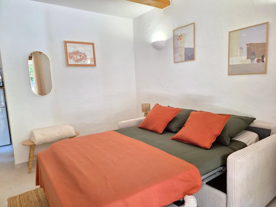 Bed, Living room, Photo of the whole room, Seating area, Bedroom