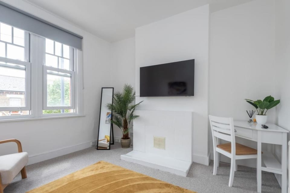 Stylish 2BD with Designer Kitchen near Kensal Rise Apartment in City of Westminster