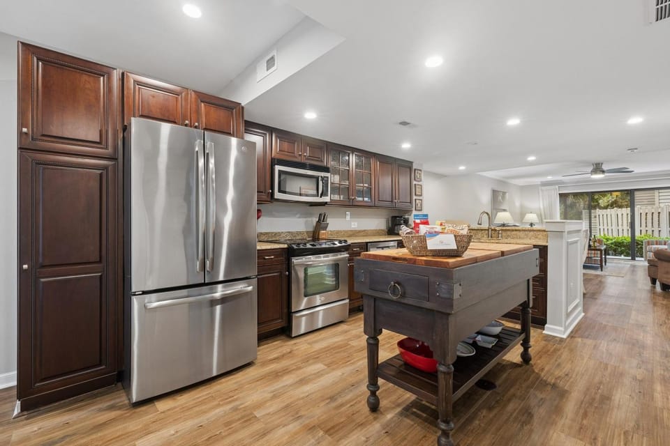 Kitchen or kitchenette, oven, stove