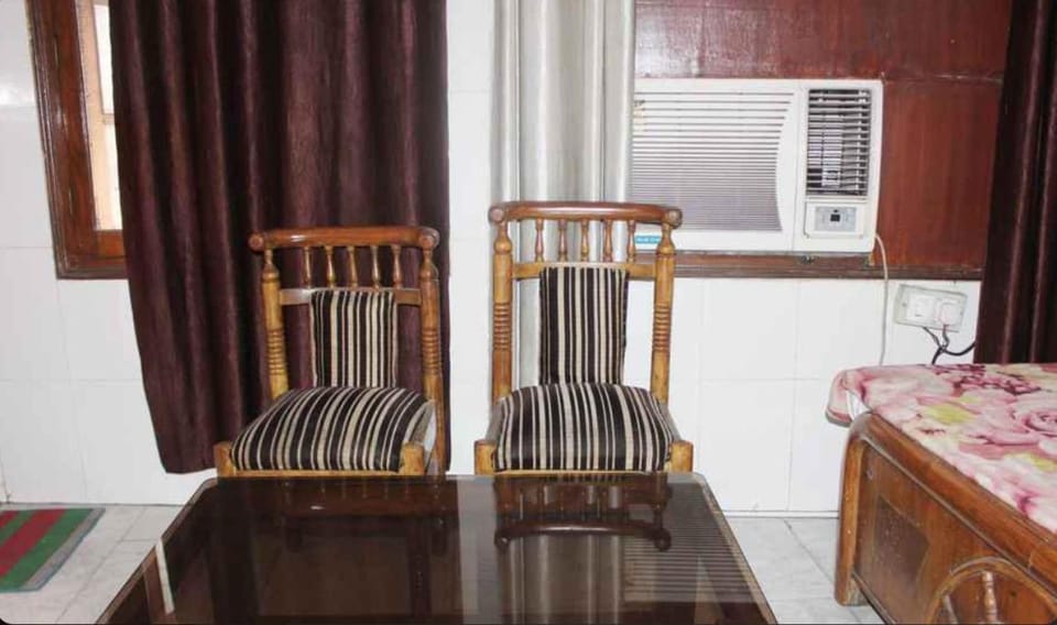 Seating area, Bedroom, air conditioner