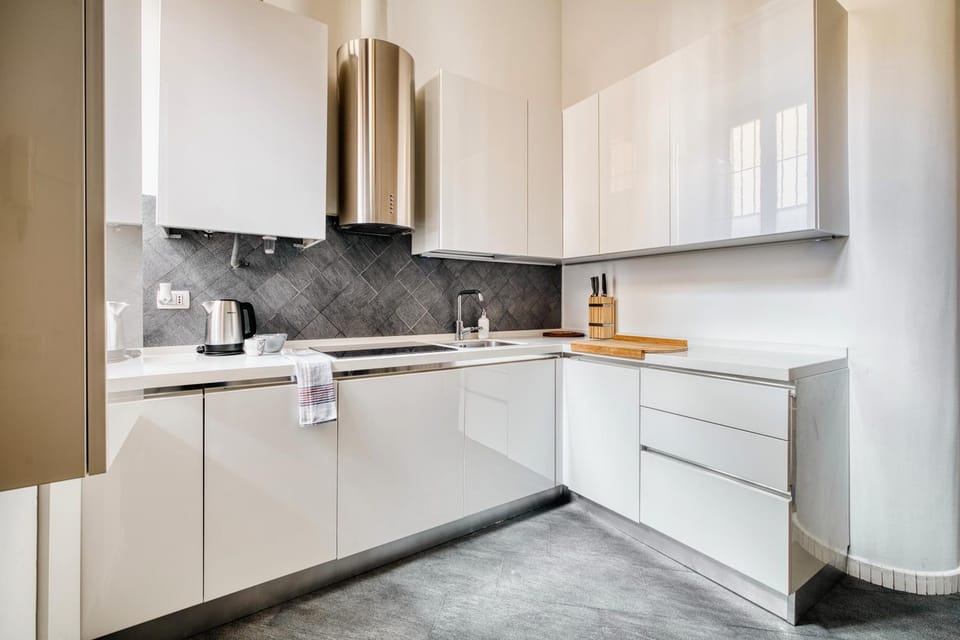 Kitchen or kitchenette, dishwasher, stove