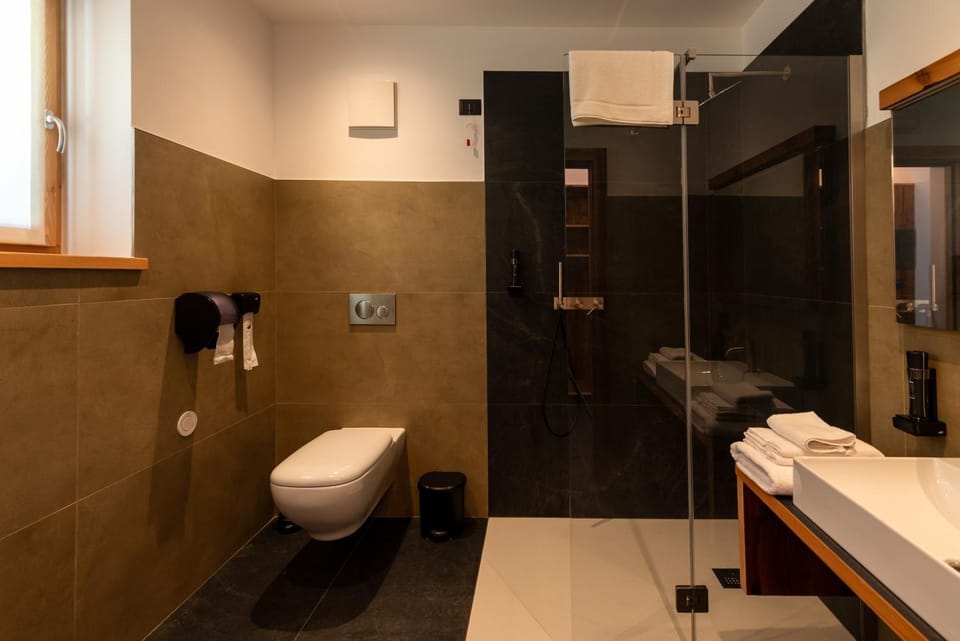 Shower, Toilet, Bathroom, Garden view