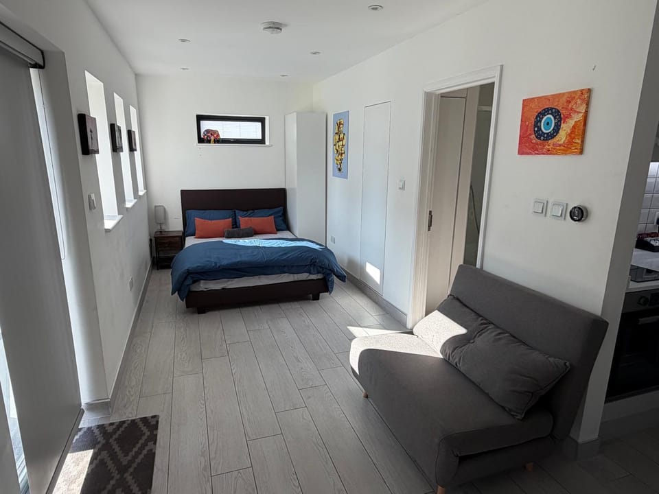 Private Garden Studio - 5 mins walk to Edgware Tube House in Edgware