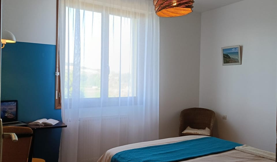 Bed, Photo of the whole room, Seating area, Bedroom, Garden view
