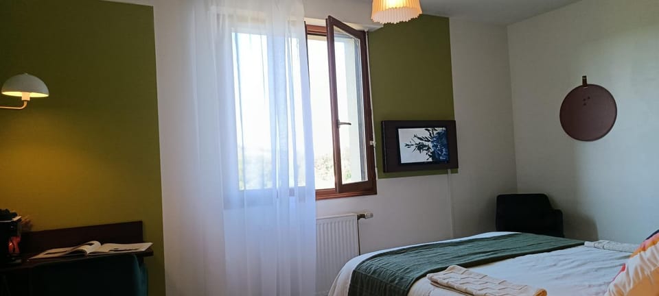 Bed, TV and multimedia, Photo of the whole room, Seating area, Bedroom, Garden view, acessibility