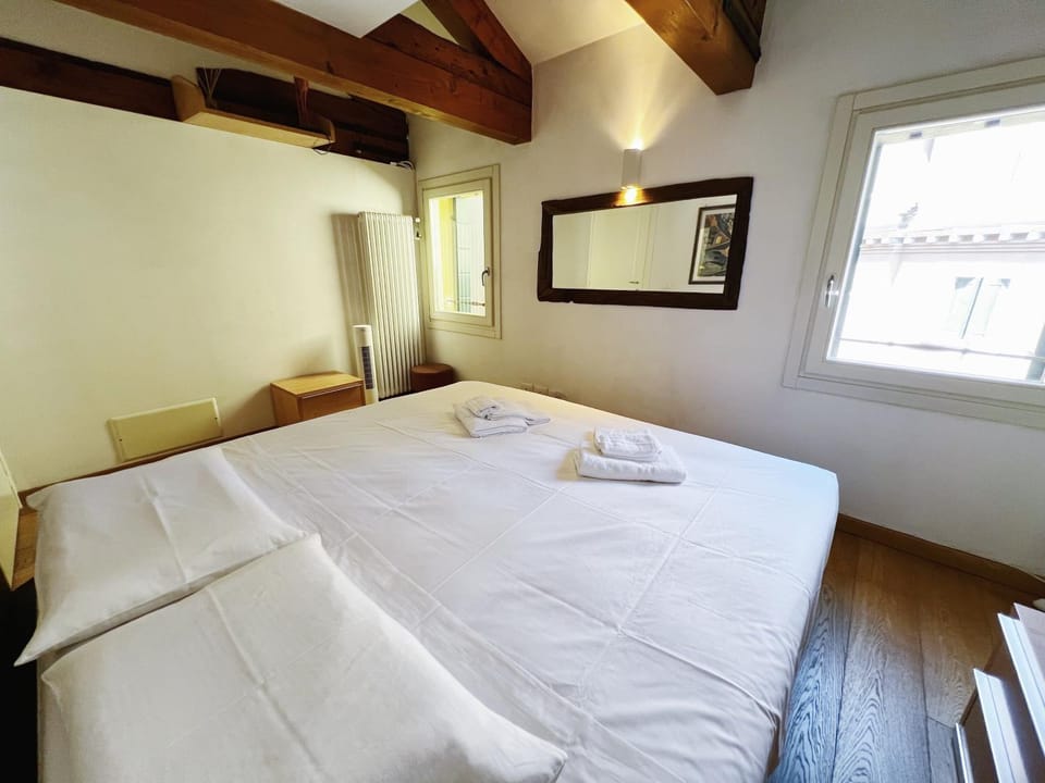 Bed, Photo of the whole room, Bedroom, towels