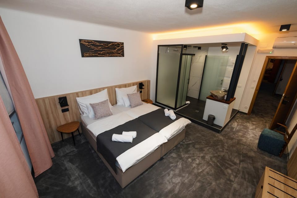 Bed, Photo of the whole room, Bedroom, towels