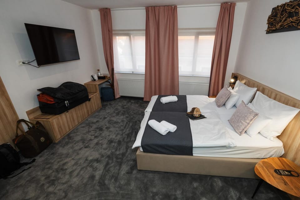Bed, TV and multimedia, Photo of the whole room, Bedroom, towels