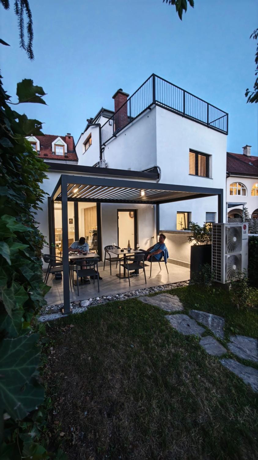 Property building, Patio, Balcony/Terrace
