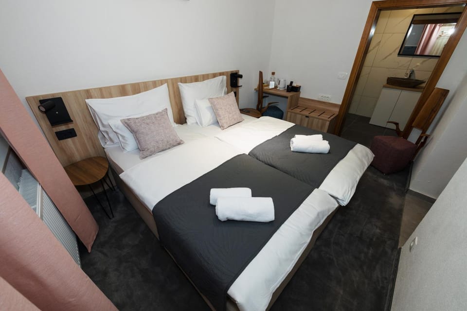 Bed, Photo of the whole room, Bedroom, towels