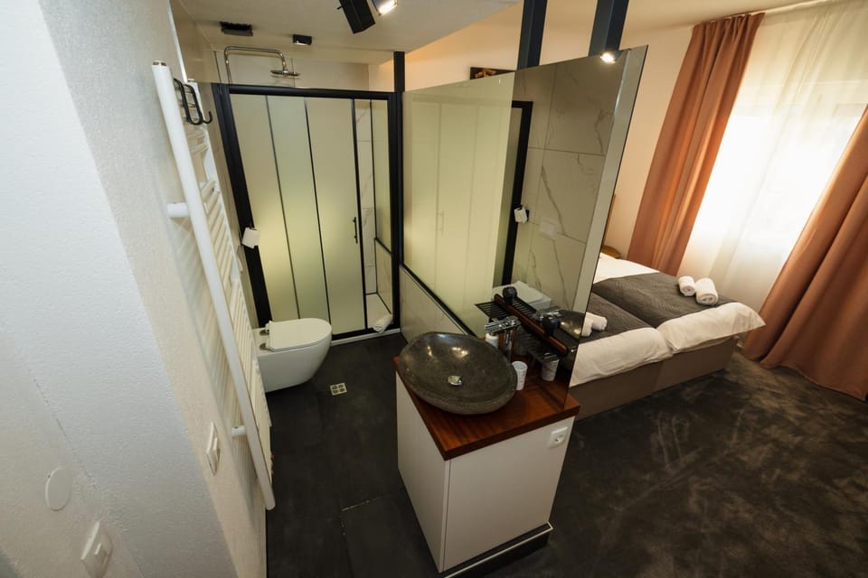 Bed, Bathroom, Photo of the whole room, Bedroom, towels