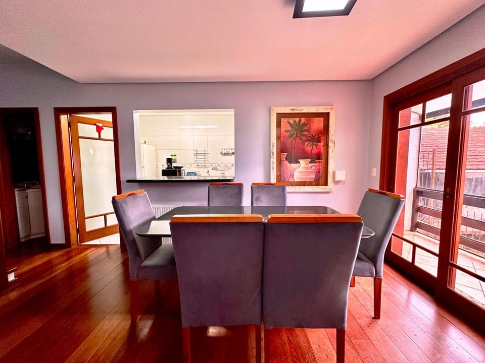 01 Quadra da Rua Coberta- 02 Suites,Lareira,Ar, Wifi,Sacada, Churrasqueira Apartment in Gramado