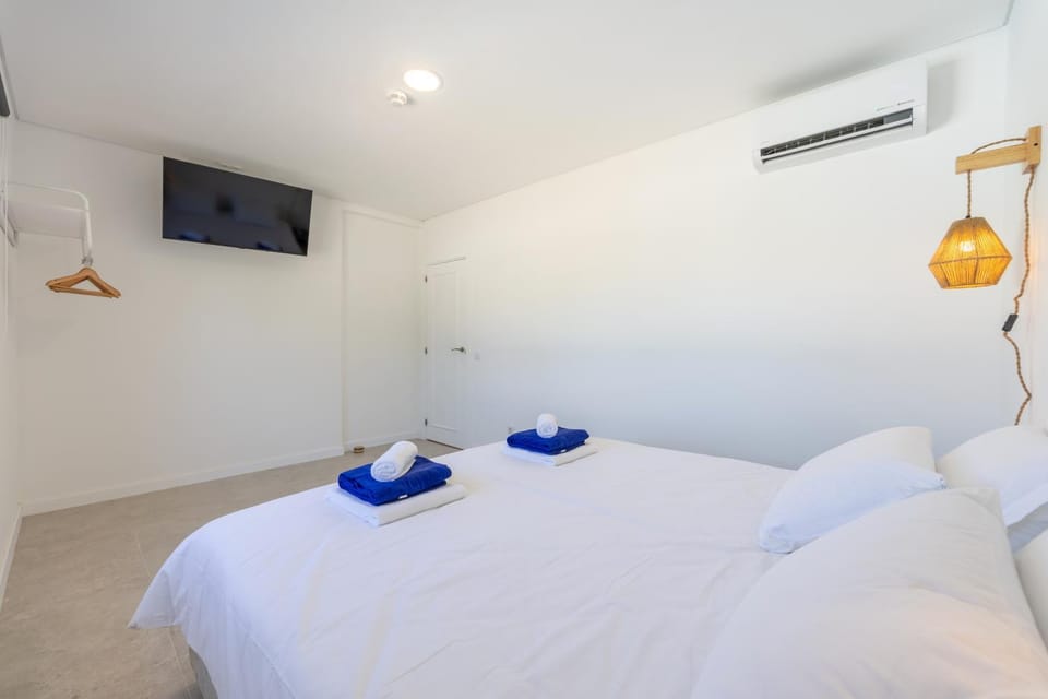 Bed, TV and multimedia, Photo of the whole room, Bedroom, towels, air conditioner