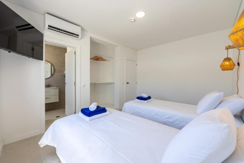 Bed, TV and multimedia, Photo of the whole room, Bedroom, towels, air conditioner