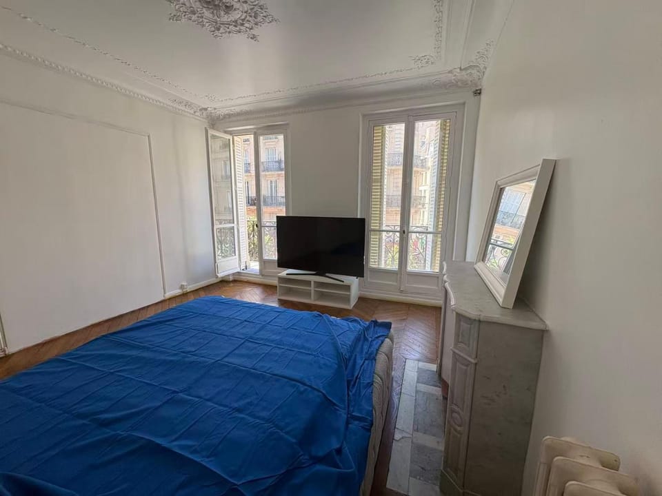 Chambre haussmannienne avec balcon Cœur de Paris 1er Vacation rental in Paris