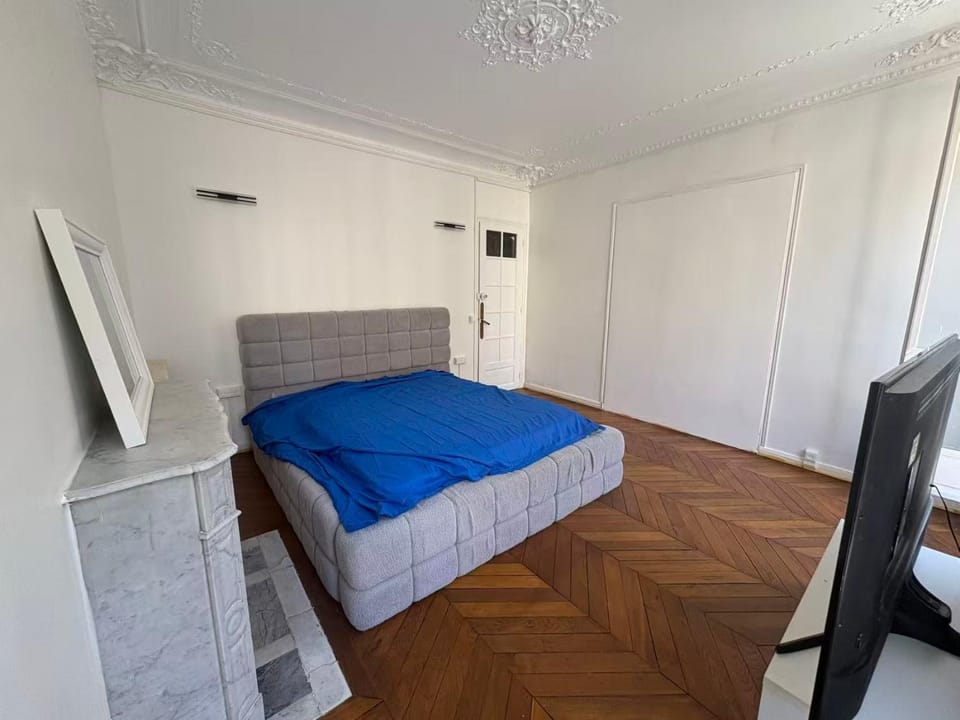 Chambre haussmannienne avec balcon Cœur de Paris 1er Vacation rental in Paris