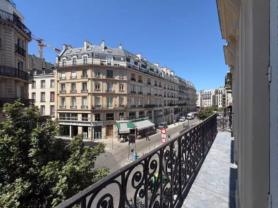 Chambre haussmannienne avec balcon Cœur de Paris 1er Vacation rental in Paris