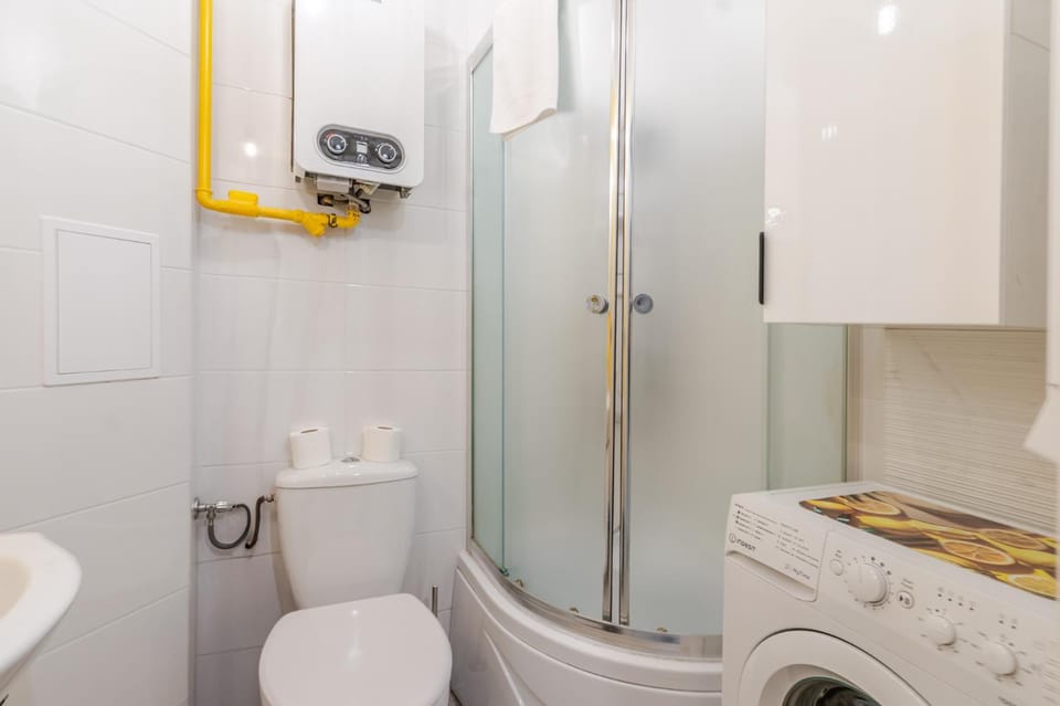 Shower, Toilet, Bathroom, towels, washing machine
