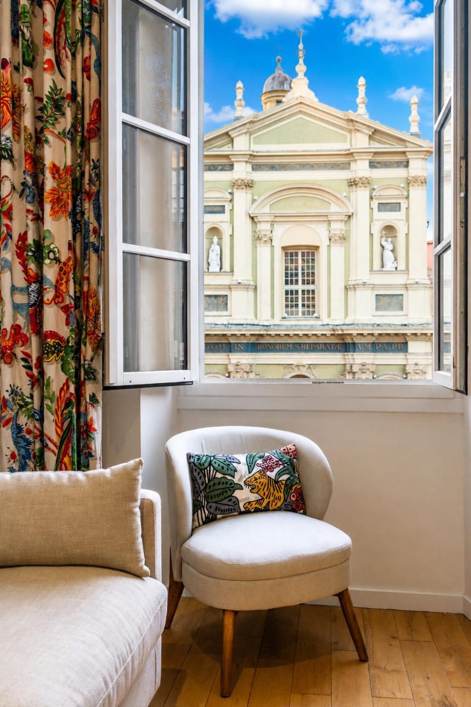 Living room, Landmark view