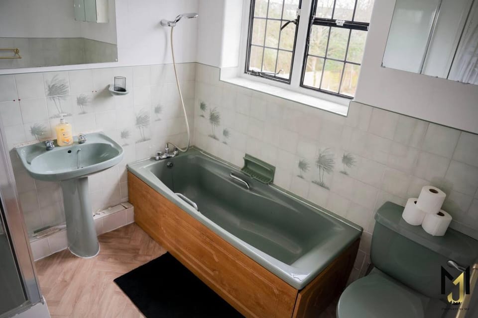 Spacious 10BR Home, Ideal For Contractors & Groups House in Maidenhead